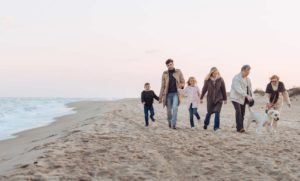 Familie spaziert am Strand